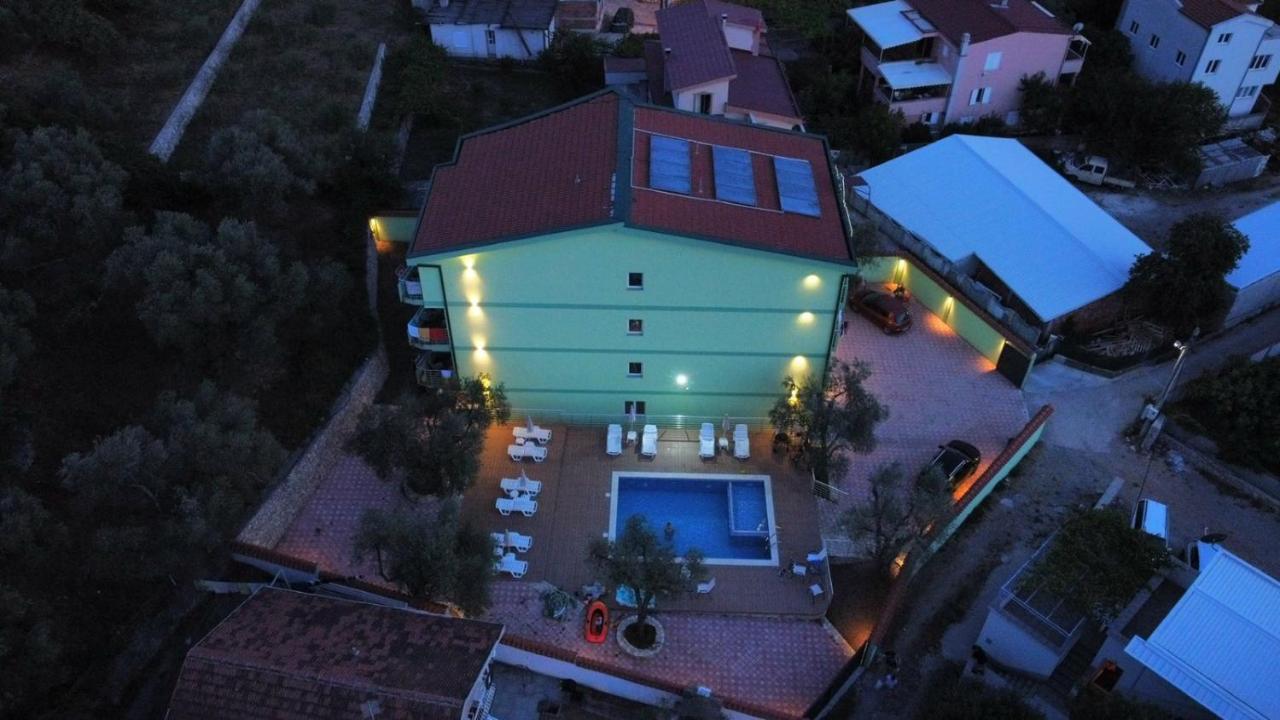 Green Dolphin Apartment Bar Exterior photo
