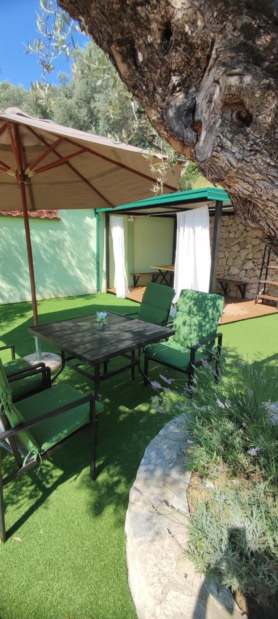 Green Dolphin Apartment Bar Exterior photo