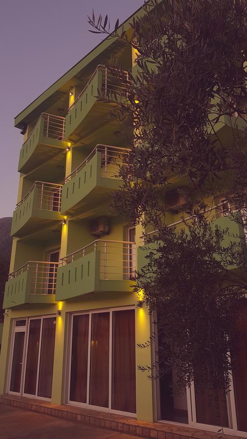 Green Dolphin Apartment Bar Exterior photo