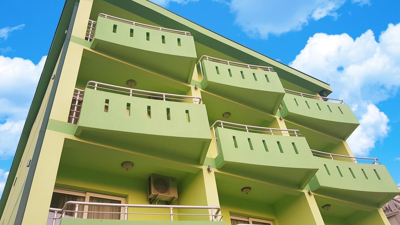 Green Dolphin Apartment Bar Exterior photo